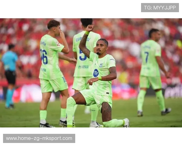 巴萨压制到门前，拉菲尼亚脚后跟妙射破门