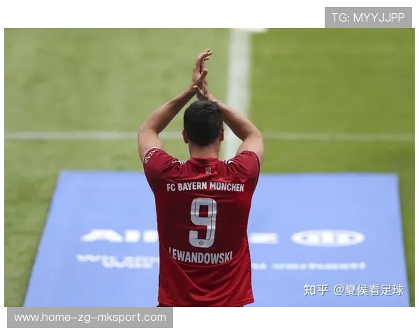 莱万转身一拍即合,拜仁中路空档被成功利用 莱万转身一拍即合,拜仁中路空档被成功利用